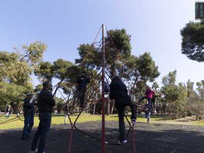 Molto gettonata � la �ragnatela� di corde posta tra gli alberi sulla quale arrampicarsi a mo� di Spiderman